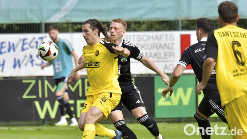 Erol Özbay (links, Szene aus der Partie gegen Ammerthal) trägt seit dieser Saison das Trikot der DJK Vilzing. Am Freitag kommt es zum Wiedersehen mit seinem Ex-Verein SpVgg SV Weiden. Bild: Hubert Ziegler