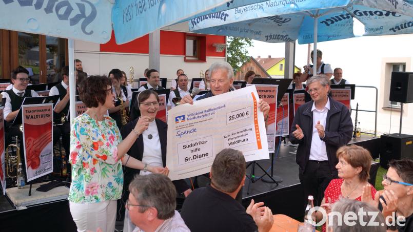 Schwester Diane ist nach eigenen Worten ganz &quot;aus dem Häusl&quot; vor Freude über die Spendensumme. Monika Weig (links) und Franz Wittmann übergeben im Beisein von Pfarrer Norbert Götz (rechts) beim Kirchweihfest 25.000 Euro für die Arbeit der Lennesriether Missionsschwester in Südafrika. Bild: fvo