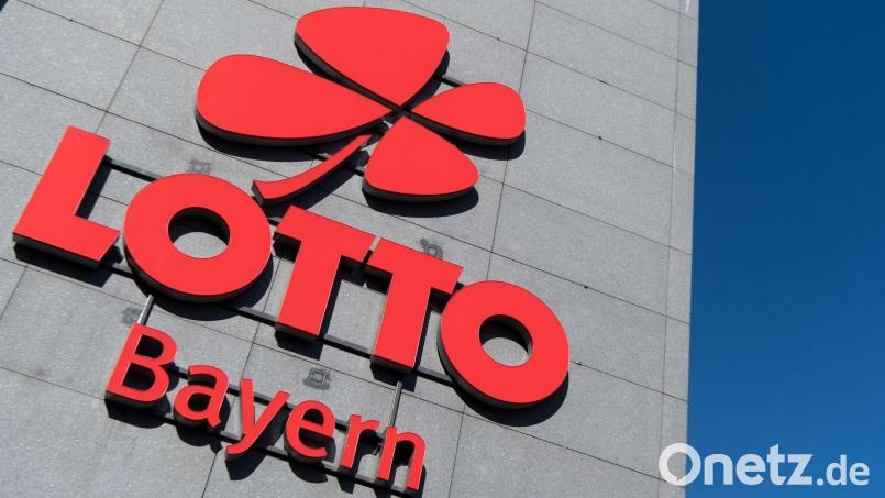 Das Logo und der Schriftzug &quot;Lotto Bayern&quot; sind an dem Firmengebäude der Lottozentrale zu sehen. Bild: Sven Hoppe/dpa/Symbolbild