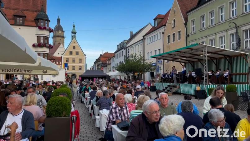 Die Plätze rund um die Bühne waren voll besetzt. Bild: knz