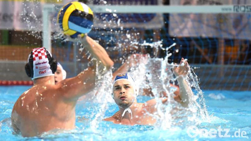 Robert Reichert (rechts) vom SV Weiden kämpft noch um die Torjägerkanone in der 2. Wasserball-Liga Süd. Archivbild: G. Büttner