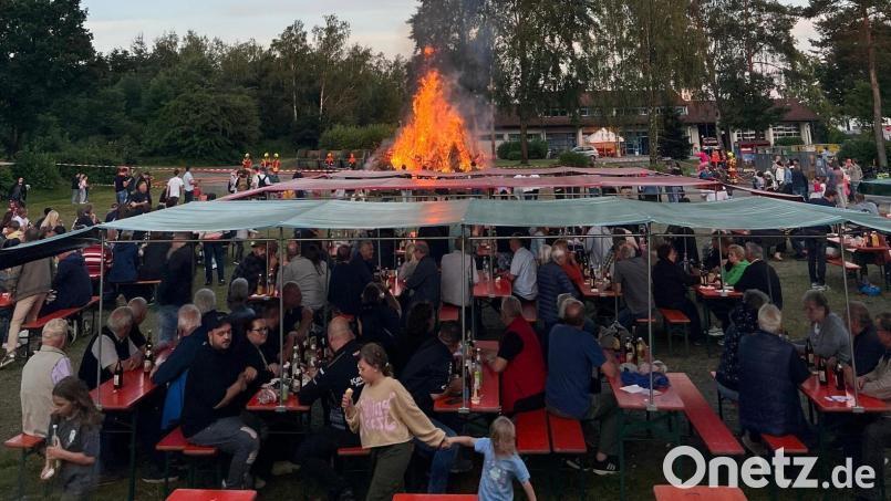 Das Johannisfeuer der Jungen Union Weiherhammer ist bestens besucht. Bild: Severin Hirmer/exb