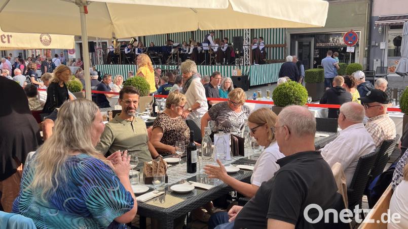 Die französischen Gäste aus Laneuveville devant Nancy besuchten gemeinsam mit ihren deutschen Gastgebern die Sommerserenade der Knabenkapelle Auerbach. Bild: Stadt Auerbach/exb