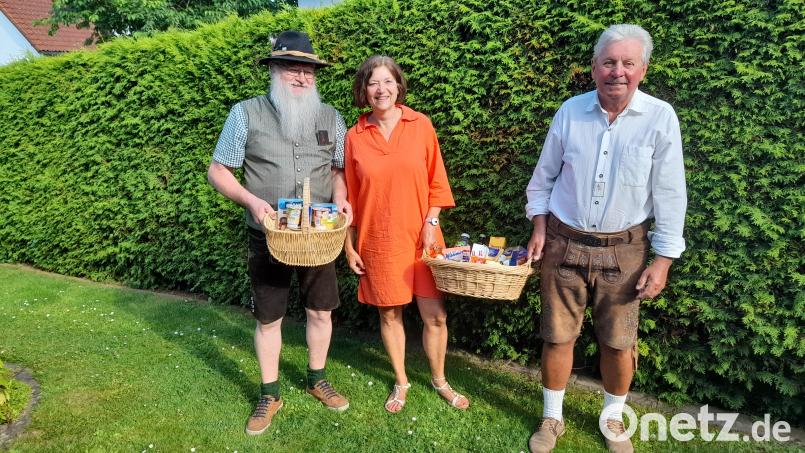 Über einen Präsentkorb als letztplatzierter Kartler freut sich Wolfgang Gleißner (links), über den als bestplatzierter Hans Forster (rechts) Es gratuliert Sabine Herrmann, Vorsitzende der "Grünen Au". Bild: Hans Forster