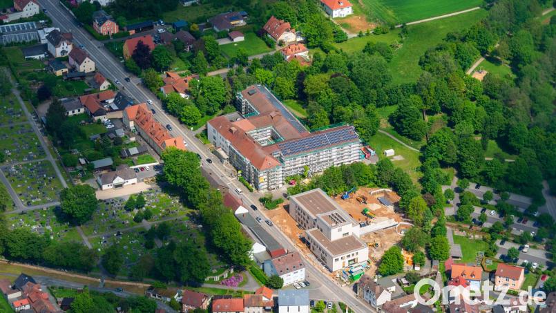 Die beiden großen Baustellen an der Egerer Straße – im Bild die Situation Ende Mai – spielen bei einer nochmaligen Verlängerung des Lkw-Durchfahrtsverbots auf der Bundesstraße durch Waldsassen keine Rolle mehr. Bild: mür