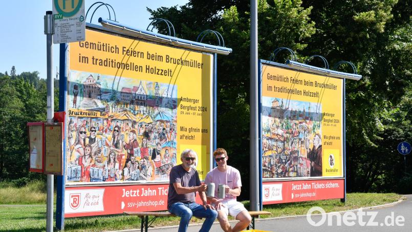 Zum zweiten Mal wirbt in diesem Jahr die Brauerei Bruckmüller für ihr Holzzelt auf dem Bergfest. Künstler Achim Hüttner und Xaver Bruckmüller stoßen schon mal darauf an. Bild: Petra Hartl