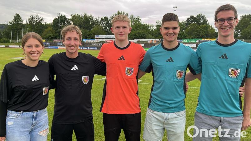 Sie pfeifen in der neuen Saison eine Liga höher: (von links) Marie Gamperl, Marcel Opeldus (Bezirks-Förderkader), Paul Behlau (Bezirksliga), Lukas Schwendner (Nachwuchsleistungszentrum) und Markus Hann (Landesliga). Bild: gel