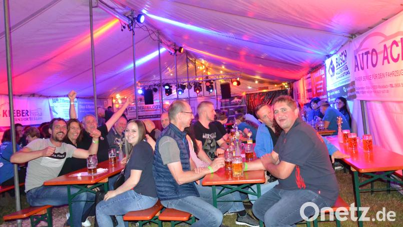 Gut kommt das erste Sommernachtsfest der Feuerwehr Tröbes im Festzelt am Feuerwehrhaus an – trotz anderer Veranstaltungen in der Region. Bild: gi