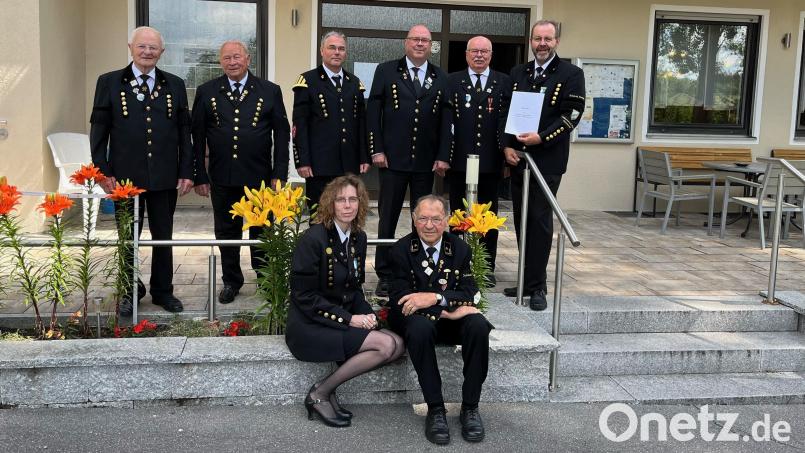Der Vorstand der Bergknappen Sulzbach-Rosenberg will den Verein so lange wie möglich am Leben halten: die Beisitzer Heiner Kölbel und Rainer Mirche, Musikvertreter Martin Kernl, Fahnenträger Ingo Renner, Schriftführer Hans-Jürgen Reitzenstein, Vorsitzender Armin Kraus (hinten von links), Kassiererin Karin Kraus und stellvertretender Vorsitzender Georg Rubenbauer (vorne von links). Bild: Bergknappenverein/exb