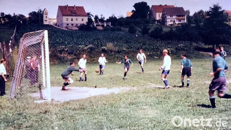 Der Freudenberger Sportplatz, wie er sich vor langer Zeit zeigte. Am Hang steht mittlerweile das Sportheim, der Heiligbergsteig war noch unbebaut, den Kindergarten gab es noch nicht. Archivbild: Archiv Heimat- und Kulturverein Freudenberg/exb