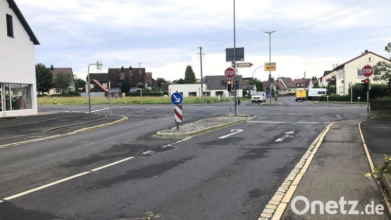 Noch regelt eine Ampelanlage den Verkehr an der Kreuzung in Fichtenschacht. Der Kreisverkehr ist beschlossene Sache. Die Baumaßnahmen starten Anfang August. Bild: wro