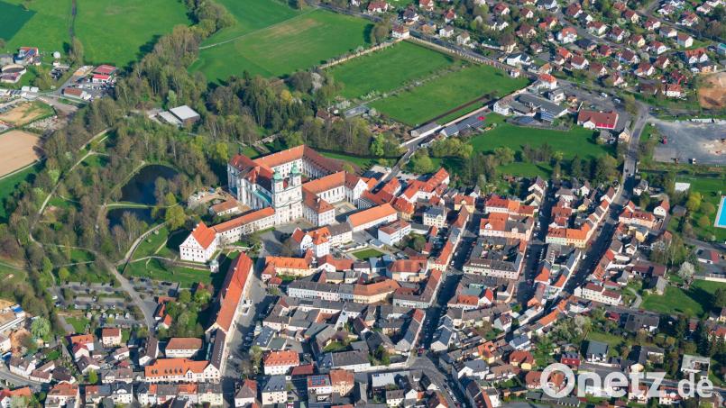 Die vom Kloster Waldsassen (Bild) geprägte Kulturlandschaft im Stiftland wird am Mittwoch zusammen mit 16 weiteren Klosterlandschaften in Europa in Antwerpen das Europäische Kulturerbe-Siegel verliehen. Die Verantwortlichen versprechen sich im Netzwerk viele neue Impulse, die letztendlich die Wertschöpfung in der Region stabilisieren und steigern helfen. Bild: mür