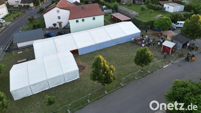 Beim Aufbau der Festzelte packten alle mit an. Bild: Christoph Maderer/exb