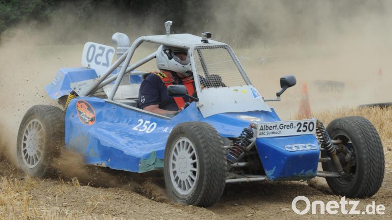 Viel Staub wird beim Auto-Cross-Slalom des ASC Sulzbach-Rosenberg am Sonntag, 14. Juli, auf einem abgeernteten Feld in Aschach aufgewirbelt. Im Parcours unterwegs sind auch Formel- und Eigenbau-Fahrzeuge. Bild: gf