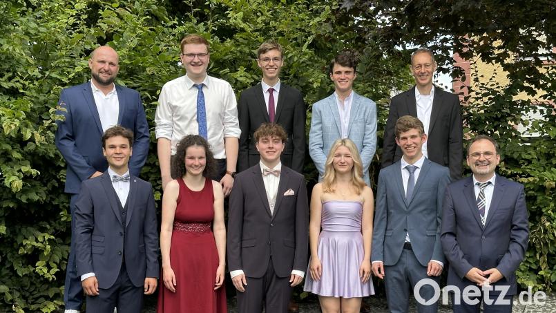 Bei der Abiturfeier am Amberger Erasmus-Gymnasium werden die Abiturienten mit dem besten Notenschnitt besonders ausgezeichnet. Vorne, von links: Vinzenz Ram (1,4), Emma Nagler (1,0), Kilian Scharf (1,3), Anna Kaltner (1,0) und Max Fruntke (1,4) zusammen mit Schulleiter Christian Weiß-Mayer; hinten (von links): Oberstufenkoordinator Stefan Sehnke, Raphael Junkes (1,0), Florian Schneider (1,0), Moritz Auernhammer (1,4) und Oberstufenkoordinator Andreas Wenkmann. Bild: ero