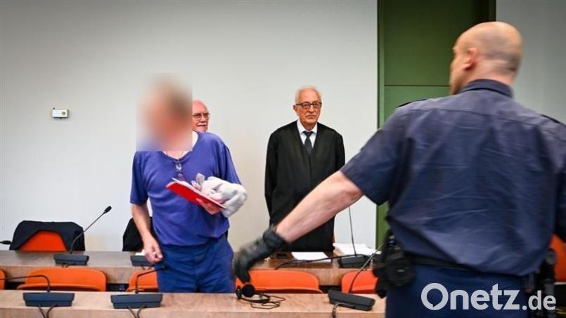 Verstörende Szenen vor dem Landgericht in München. Zu Beginn der Verhandlung beleidigte der 59-jährige Angeklagte seine Pflichtverteidiger (hinten) als &quot;vermutlich pädokriminell&quot;. Bild: Thomas Witzgall