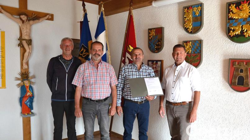 Andreas Windirsch (Dritter von links) ist neuer Feldgeschworener für den Pleysteiner Ortsteil Miesbrunn. Im Sitzungssaal des Pleysteiner Rathauses vereidigte ihn Bürgermeister Rainer Rewitzer (rechts) im Beisein von Wolfgang Helm und Johann Sax (von links). Bild: bey