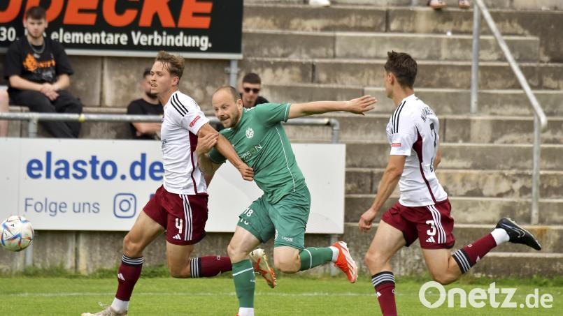 Friedrich Lieder (Mitte) und die DJK Gebenbach empfangen am Samstag die SG Quelle Fürth. Archivbild: Hubert Ziegler