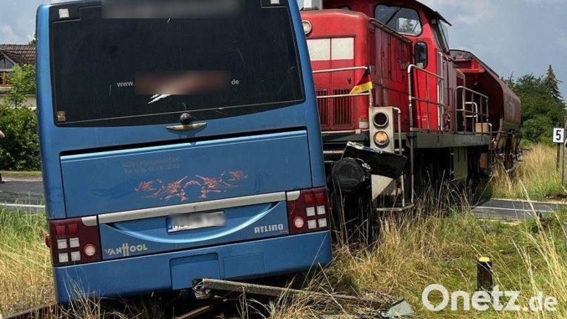 Beim Zusammenstoß zwischen einem Linienbus und einer Rangierlok auf der Bahnstrecke zwischen Schnaittenbach und Amberg, entstand hoher Schaden. Verletzte gab es glücklicherweise nicht. Bild: Petra Hartl