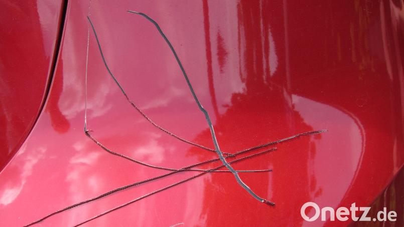 Durch den Tatverdächtigen wurden gewaltsam erhebliche Kratzer in die beschädigten Fahrzeuge geritzt. Bild: PI Bad Kötzting