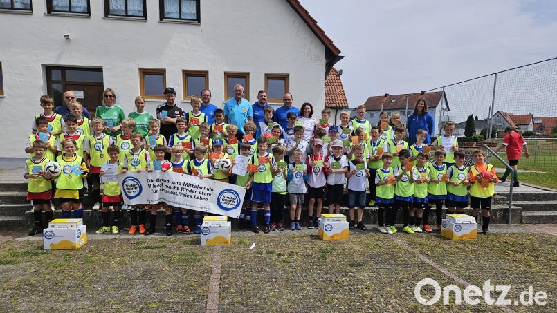 Die vier Jungen-Mannschaften nach der Grundschul-Landkreismeisterschaft auf dem Sportgelände des FV Vilseck (von links): 1. Poppenricht, 2. Vilseck, 4. Auerbach und 3. Hahnbach. Bild: khg