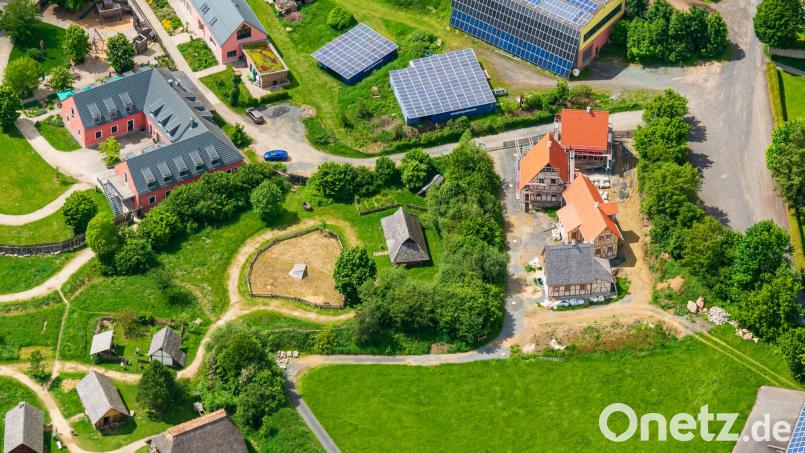 Seit über einem halben Jahr herrscht Stillstand auf der Baustelle des Naturdorfes in Bärnau. Das Geld ist ausgegangen. Seit Herbst sind Geschäftsführer und Projektleiter mit Investoren und Fördergebern im Gespräch - die Macher sind zuversichtlich, dass es im Sommer weitergehen kann. Luftbild: mür