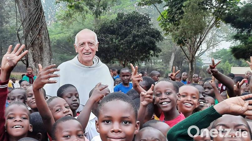 Missionar Pater Stanislaus ist aus Uganda angereist und wird in seiner Predigt beim Fahrradgottesdienst Neuigkeiten aus Kakooge verkünden. Archivbild: mas