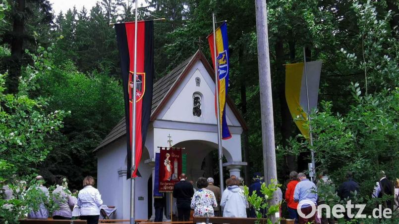Immer am ersten Juli-Sonntag feiert die Interessensgemeinschaft &quot;Heimatverein Eisendorf und Umgebung&quot; zum Gedenken an die ehemalige Heimat an der Waldkapelle einen Gottesdienst, zu dem die Bevölkerung eingeladen ist. Bild: gz