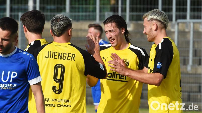 Erol Özbay (Zweiter von rechts) traf zum 1:0 für die DJK Vilzing bei der SpVgg SV Weiden. Bild: Büttner