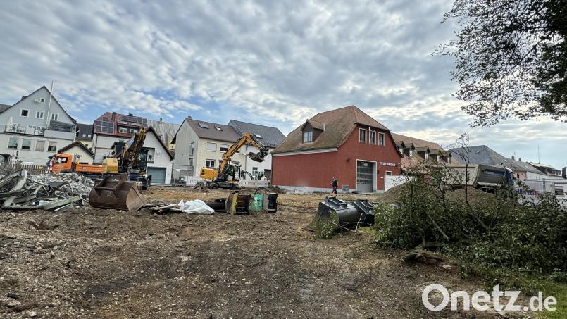 Die Arbeiten für den Anbau an das Feuerwehrhaus und das Kioskgebäude haben in den zurückliegenden Tagen begonnen. Bild: Matthias Bäumler/fph
