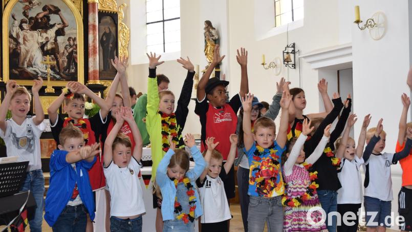 Kleine EM-Fans haben in Edelsfeld einen Familiengottesdienst gefeiert, der Fußball und die Liebe Gottes verband. Bild: wfe