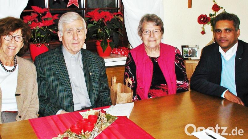 Im Dezember hatten die beiden Vorsitzenden des Missionskreises, Ludwig König und Erika Doleschal, Gelegenheit, mit der Gründerin von &quot;Asante&quot;, Christina Rottland (links), bei ihrem Besuch in Erbendorf ins Gespräch zu kommen. Auch der Pater freute sich, Christine Rottland kennenlernen zu können. Archivbild: ld