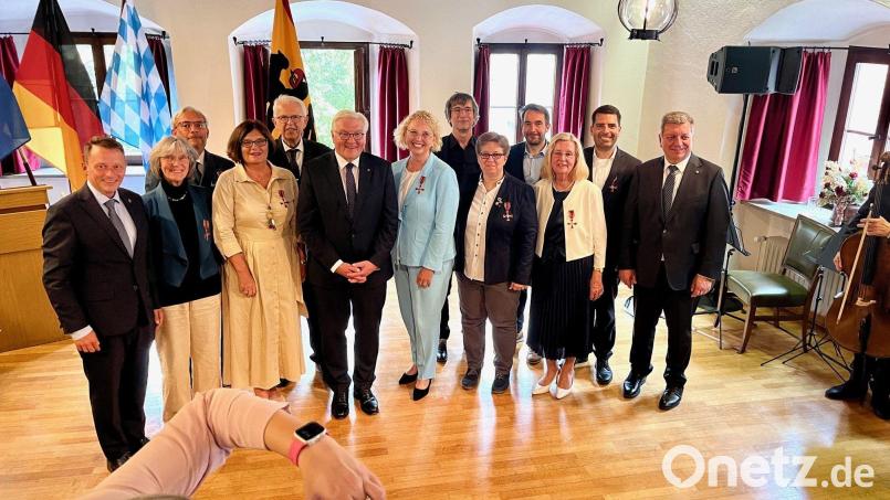 Bundespräsident Frank-Walter Steinmeier (Sechster von links) mit den neuen Trägern des Verdienstordens der Bundesrepublik, auch Bundesverdienstkreuz genannt. Bild: Gabi Schönberger