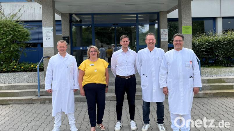 Christian Glöckner geht, Lukas Birkner kommt: Im Bild von rechts der scheidende Ärztliche Direktor und sein Nachfolger, Klinikmanager Felix Sasse, Pflegedienstleiterin Gerlinde Simon und Boyan Minkov, der Leitende Arzt für Allgemein- und Viszeralchirurgie). Bild: Margot Schödel /exb