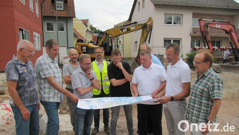 Der Bauausschuss des Hirschauer Stadtrats mit Zweitem Bürgermeister Hermann Gebhard (Zweiter von rechts) an der Spitze verschafft sich vor Ort in der Georg-Schiffer-Straße einen Überblick über die derzeit größte Baustelle in der Stadt. Im August soll der erste Abschnitt der Maßnahme abgeschlossen werden. Bild: fg