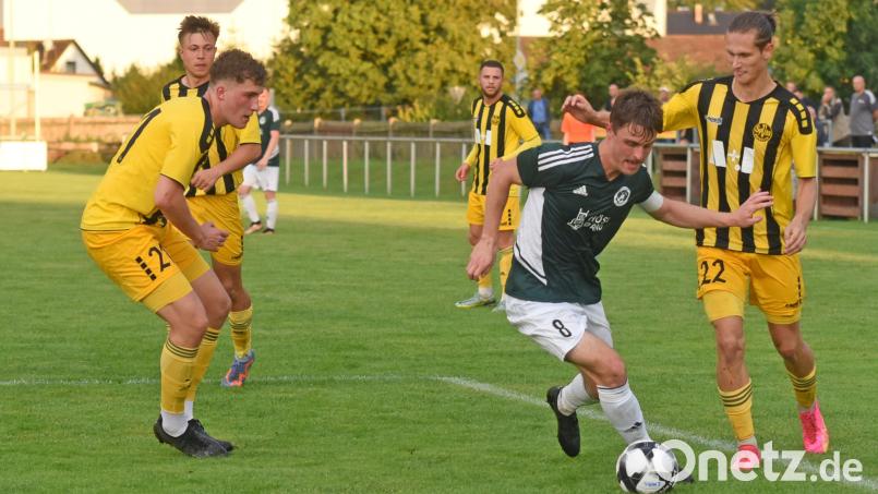 Sebastian Bilz (grünes Trikot) steht dem SV Mitterteich ab September nicht mehr zur Verfügung, er tritt im oberbayerischen Raum eine Lehrerstelle an. Archivbild: Gebert