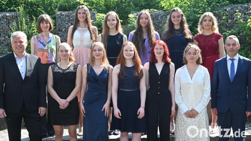 Die besten Absolventen des Gregor-Mendel-Gymnasiums mit Lehrern (von links): Oberstudiendirektor Christian Zenger, Paulina Lösch, Isabel Wöllmer, Laura Lösche, Celina Becker, Lisa-Christin Leitz, Amelie Gruber, Marta Schröck, Marietta König, Lisa-Marie Englmann, Lila Heldmann, Elisabeth Weiß und Oberstufenkoordinator Rüdiger Gleis. Bild: gf