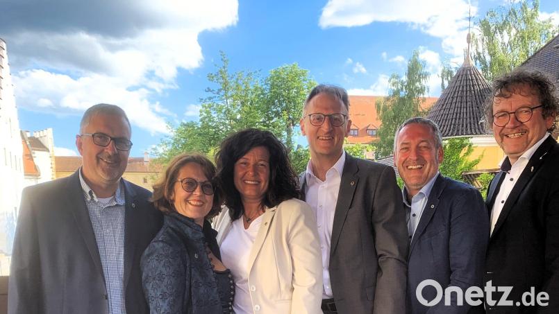 Das neue Führungsteam im Lions-Club Amberg-Sulzbach (von links) Schatzmeister Michael Hemrich, 1. Vizepräsidentin Patrica Pulkert, Präsidentin Christine Arnold, Clubsekretär Stefan Huber, der Vorsitzende des Lions-Hilfswerks Matthias Hahn und 2. Vizepräsident Martin Sterk. Bild: usc