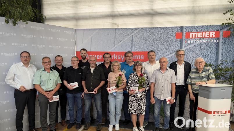 Bei der Ehrung (von rechts): Josef Meier, Geschäftsführer Martin Meier, Herbert Lehmeier, Prokurist Bernd 
Hüttl, Anita Weber, Erwin Bär, Gabriele Geitner, Josef Geißler, Georg Meyer, Markus Lorenz, Martin Feicht, 
Thomas Bleisteiner, Horst Schuhmann und Prokurist Franz-Josef Rauch Bild: Sebastian Hummitzsch/exb