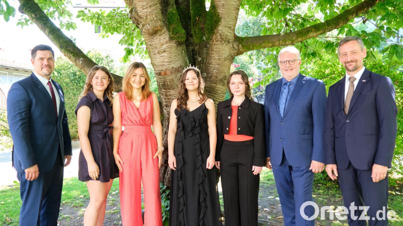 Die vier Jahrgangsbesten des Decker-Gymnasiums (1,5 und besser) mit Offiziellen (von links): Oberstufenkoordinator Maximilian Gerber, Christina Öttl, Elena Ram, Elisabeth Galiev, Marlen Lederer, Oberstufenkoordinator Robert Seitz und Schulleiter Hans Kistler. Bild: Peter Ringeisen