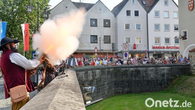 Laute Donnerschläge der Böllerschützen eröffneten das Altstadtfest und ließen die Zuschauer am Stadtgraben zusammenzucken: Bürgermeister Stefan Frank gab das Feuer-Kommando. Bild: Petra Hartl