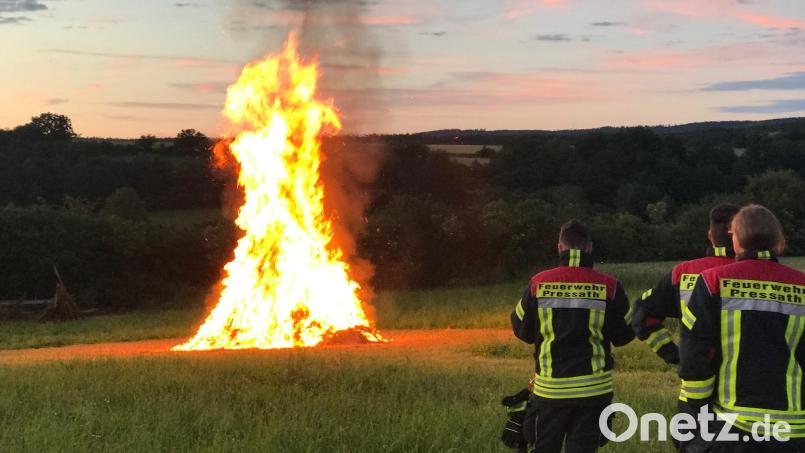Die Feuerwehr entfacht und bewacht das Johannisfeuer auf der Windleite. Bild: nn