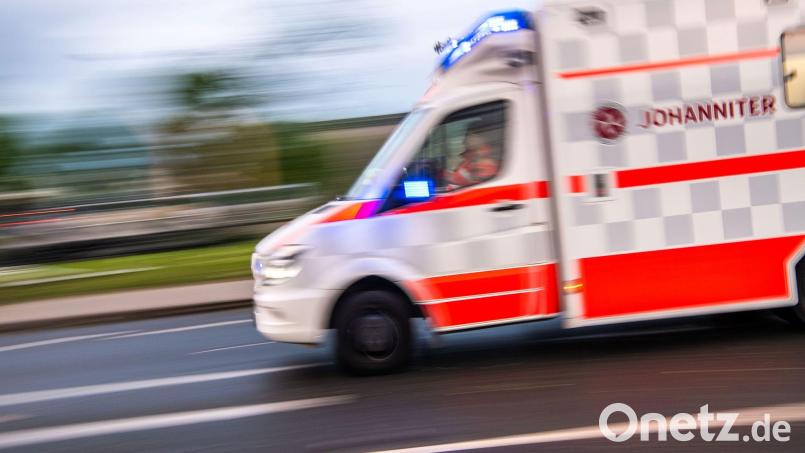 Ein 19-Jähriger ist aus dem zweiten Stock eines Hauses gesprungen, um vor der Polizei zu entkommen. Bild: Lino Mirgeler/dpa/Symbolbild