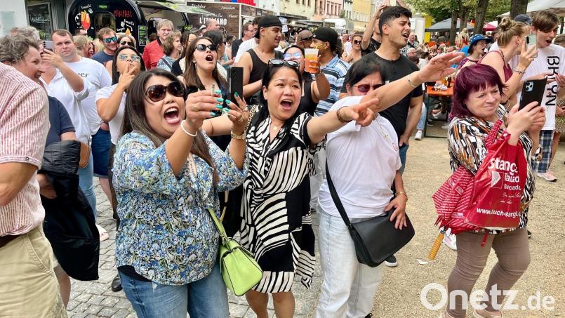 It&#039;s Rock&#039;n&#039;Roll: Wenn die Fans kreischen, dann hat die Band alles richtig gemacht. Auf der Bühne am Unteren Markt legt am frühen Abend die Mad Company los. Bild: Gabi Schönberger