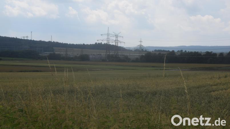 Auf dem Areal im Gemeindegebiet Etzenricht ist die Batteriespeicheranlage vorgesehen. Im Hintergrund ist das Umspannwerk zu sehen. Bild: fz