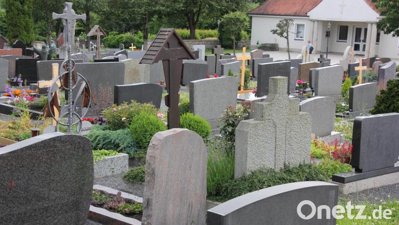Die Friedhofsgebühren in Konnersreuth müssen erneut angehoben werden, da ein Defizit von 22.063,40 Euro entstanden ist. Bild: kro