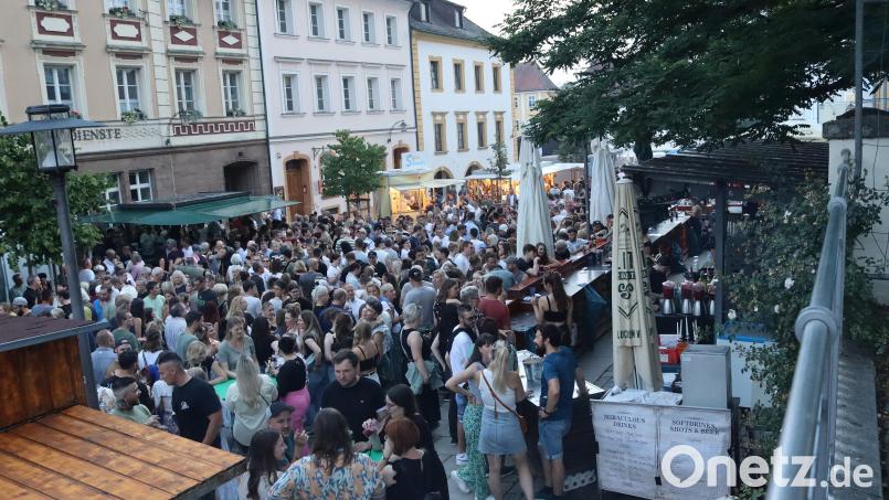 Kaum ein Durchkommen mehr: Menschenmassen drängen sich am Samstagabend vor der Mojitobar am Luitpoldplatz. Bild: mfh