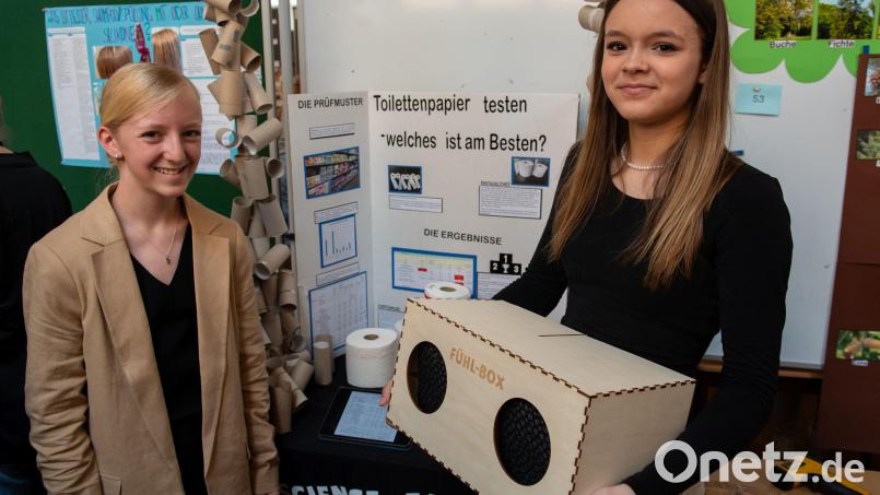 Katharina Force und Sophia Swift (beide G7c) bei der Siegerehrung. Bild: Hendrik Rosenboem/exb