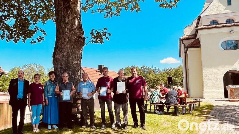 Für verdienstvolle Vereinsarbeit ehrten Ortsvorsitzende Manuela Schmiegel und Vize-Kreisvorsitzende Inge Härtl (Zweite und Dritte von links) Robert Steinkohl, Wilhelm Forster, Josef Reindl und Gründungsvorsitzenden Leopold Mühlhofer (Vierter bis Siebter von links). Links Vizebürgermeister Max Schwärzer, rechts zweiter Ortsvorsitzender Ludwig Arnold. Bild: bjp