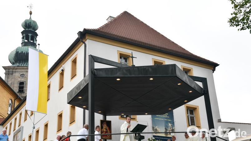 Ein Beispiel für Demut und Bescheidenheit sind auch die polnischen Franziskaner am Mariahilfberg, die 2007 aus Krakau nach Amberg kamen, um hier die Wallfahrtsseelsorge zu übernehmen und unsere Mariahilfkirche samt Bergfest weiter am Leben zu halten. Bild: Petra Hartl